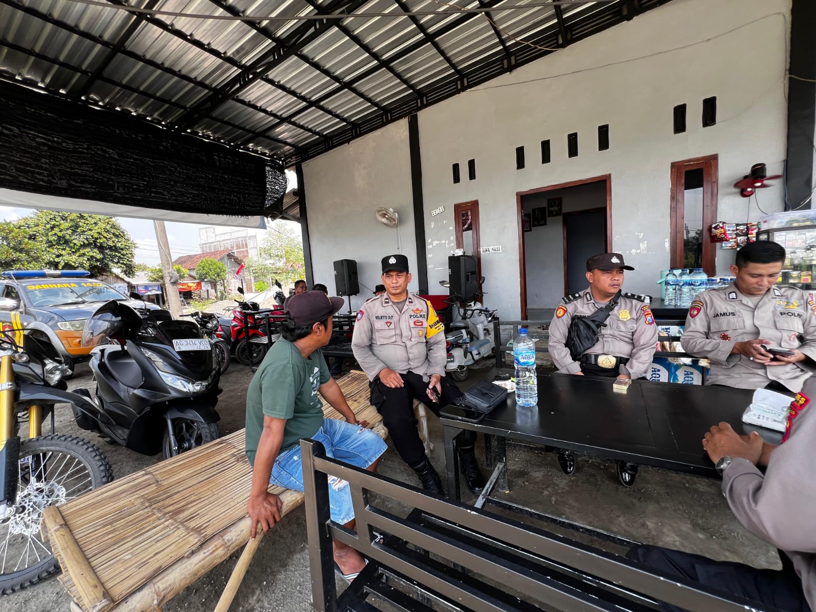Lakukan Patroli Dialogis, Personil Polsek Jatikalen Berikan Himbauan Kamtibmas Kepada Warga Masyarakat