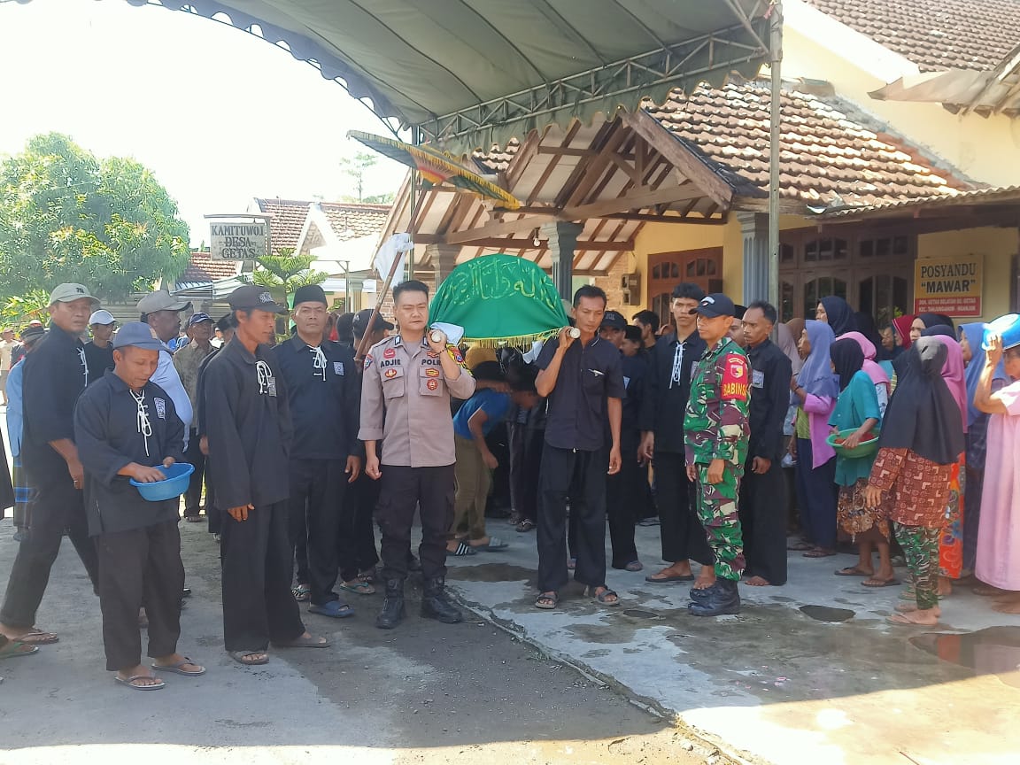 Bhabinkamtibmas Getas Takziah ke Rumah Perangkat Desa yang Meninggal, Wujud Empati dan Sinergitas