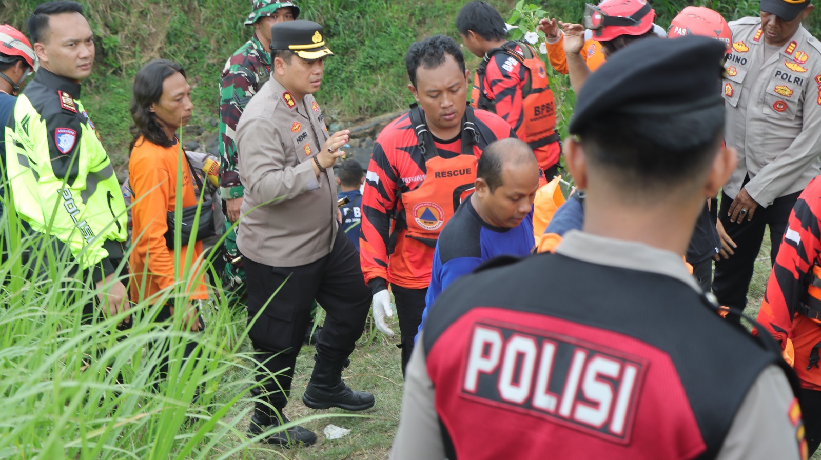 Kapolres Nganjuk Pimpin Evakuasi Langsung Kecelakaan Tunggal di Bagor
