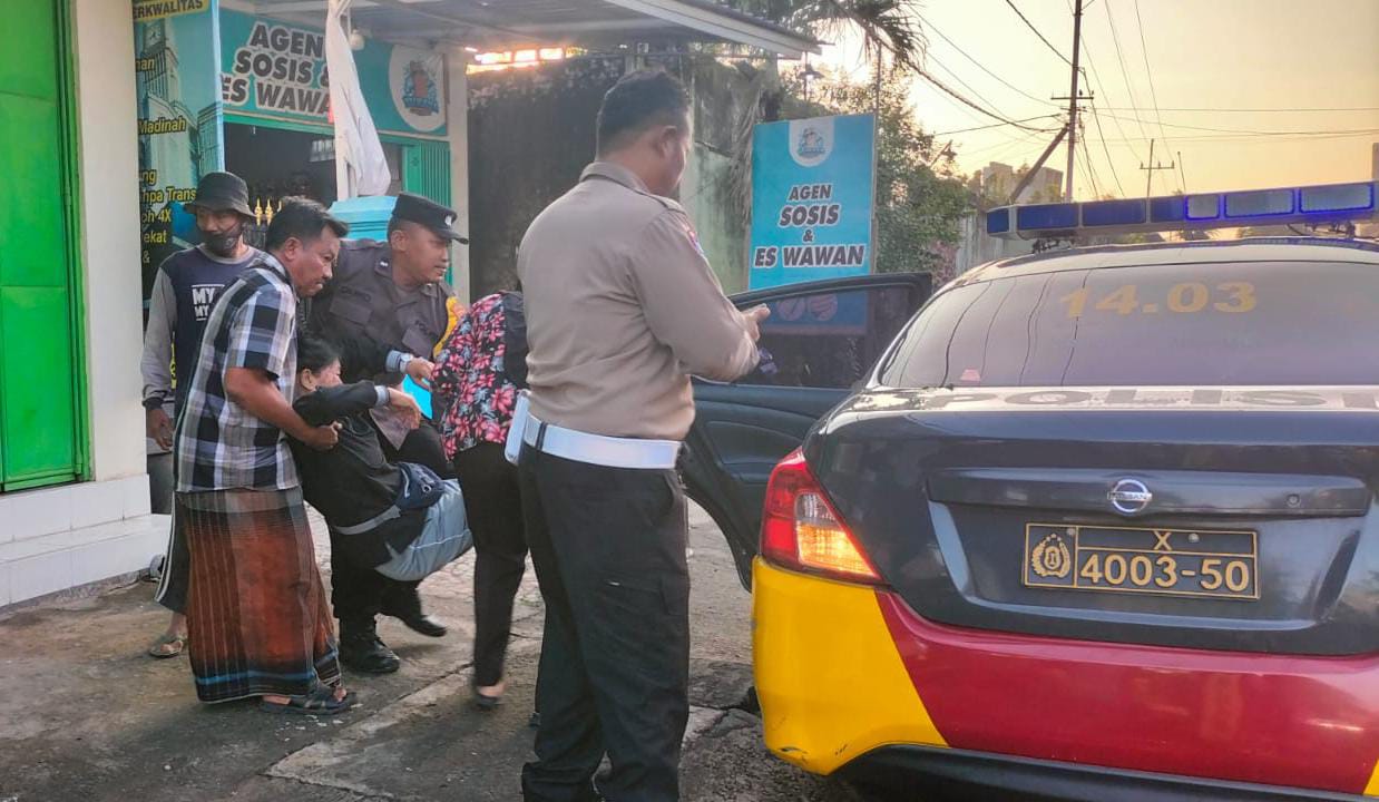 Quick Respon Personel Polsek Nganjuk Kota, Bantu Korban Laka Lantas Mendapatkan Penanganan Medis di RSD Nganjuk
