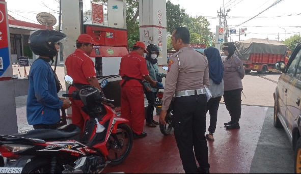 Patroli Samapta Polsek Kertosono Berikan Himbauan Kamtibmas saat Patroli di SPBU