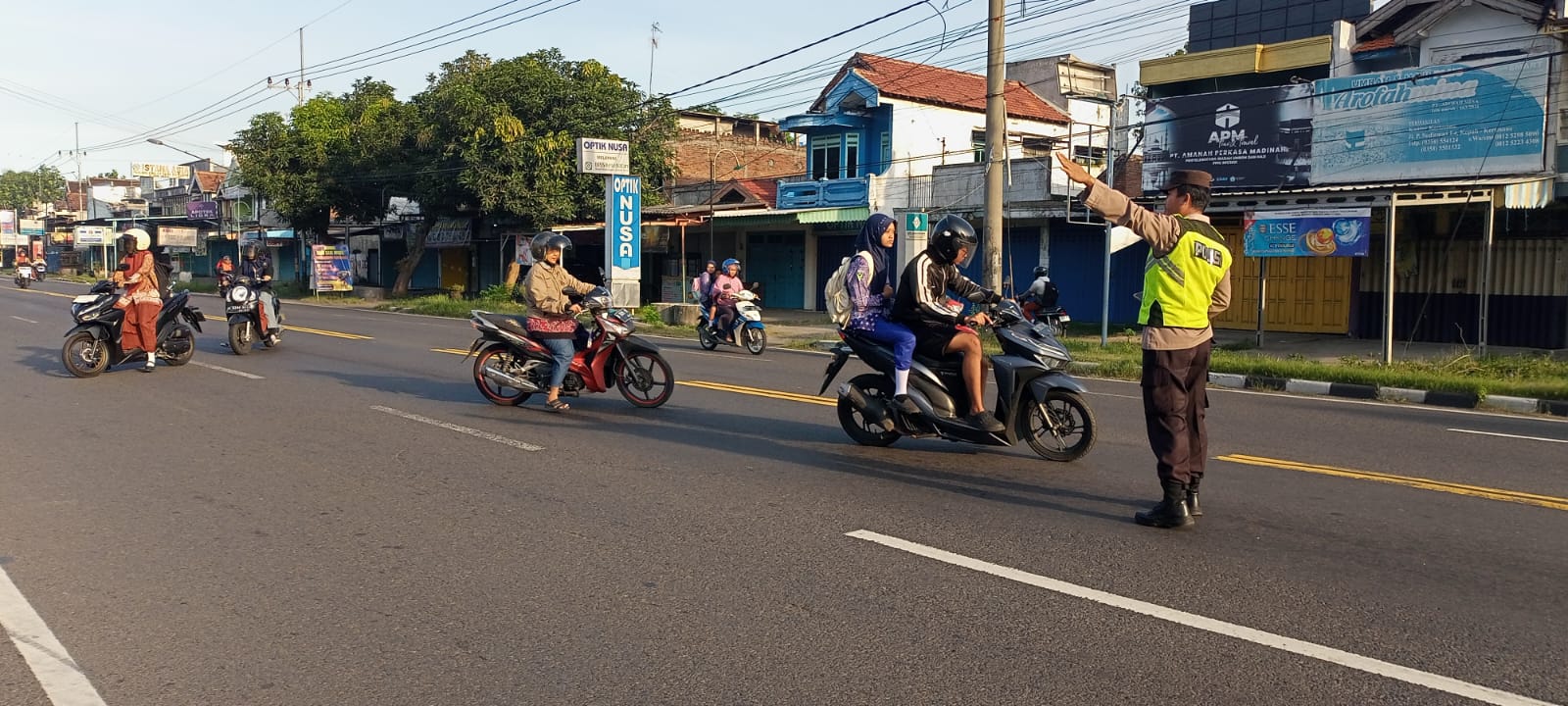 Giat Gaktur Pagi Polsek Kertosono Bantu Penyeberangan Masyarakat