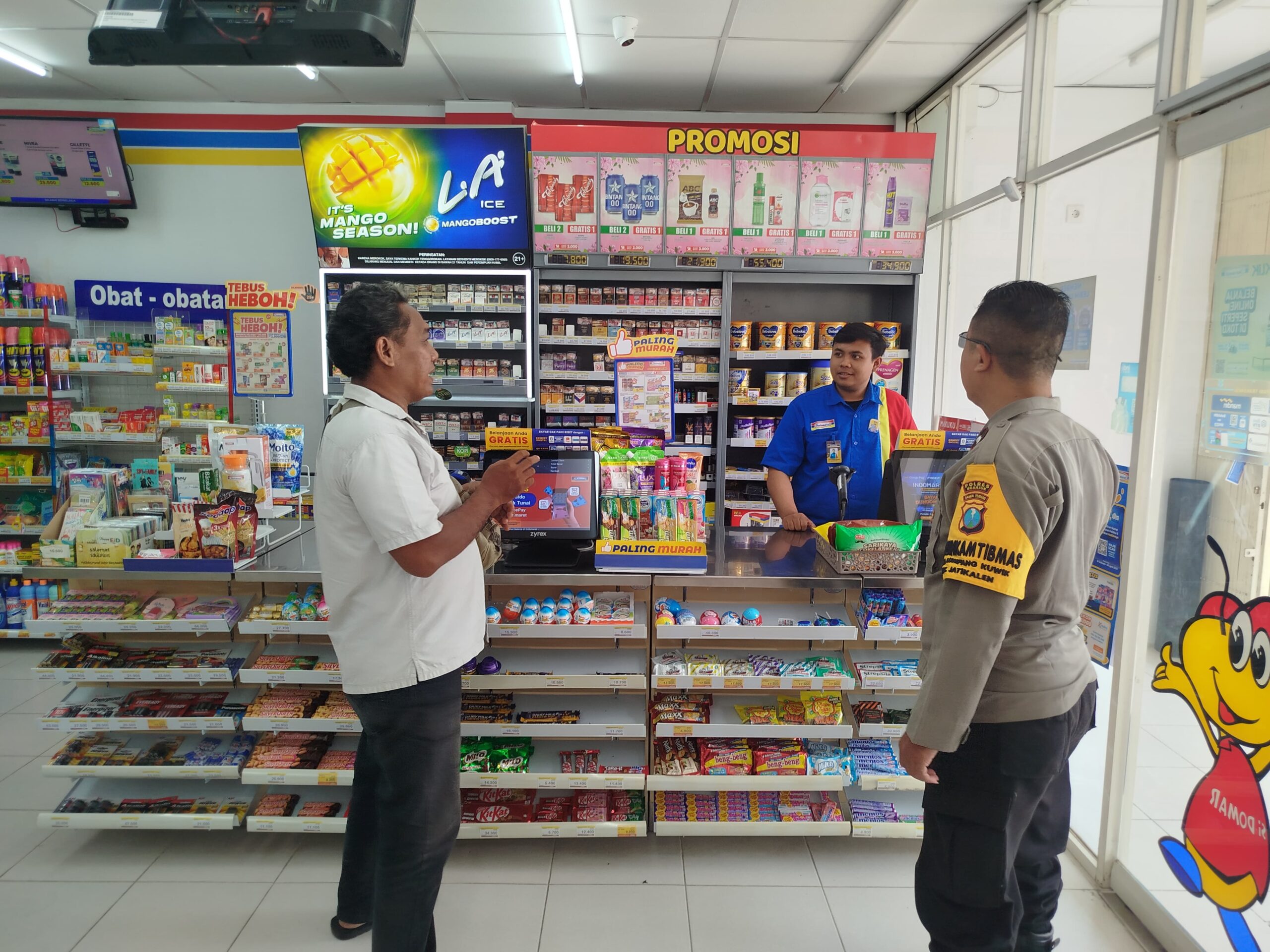 Patroli Indomaret Personil Polsek Jatikalen Berikan Himbauan Dan Pesan Kamtibmas di Malam Minggu ini
