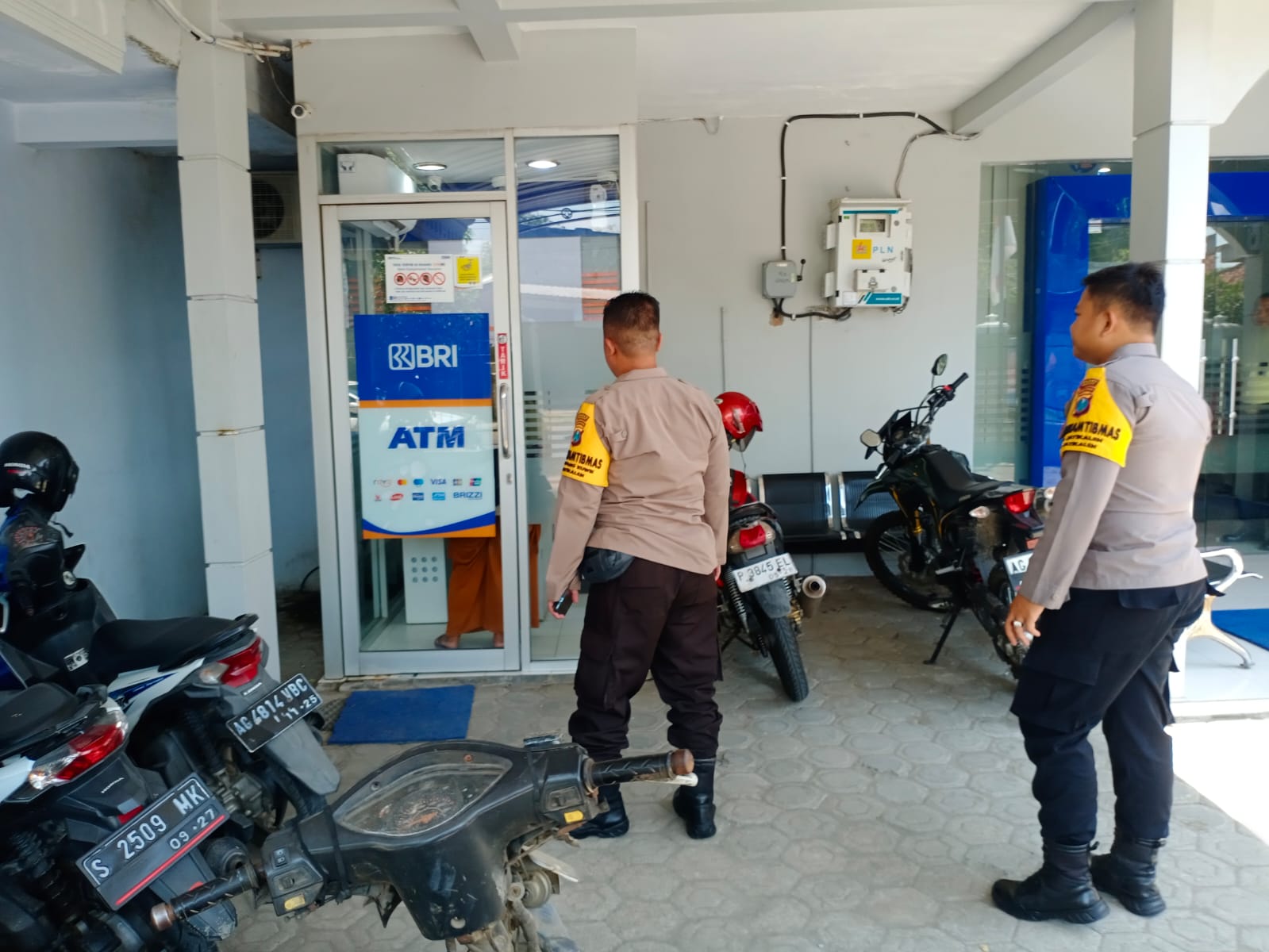 Patroli dialogis berikan himbauan kamtibmas di Perbankan BRI unit Jatikalen