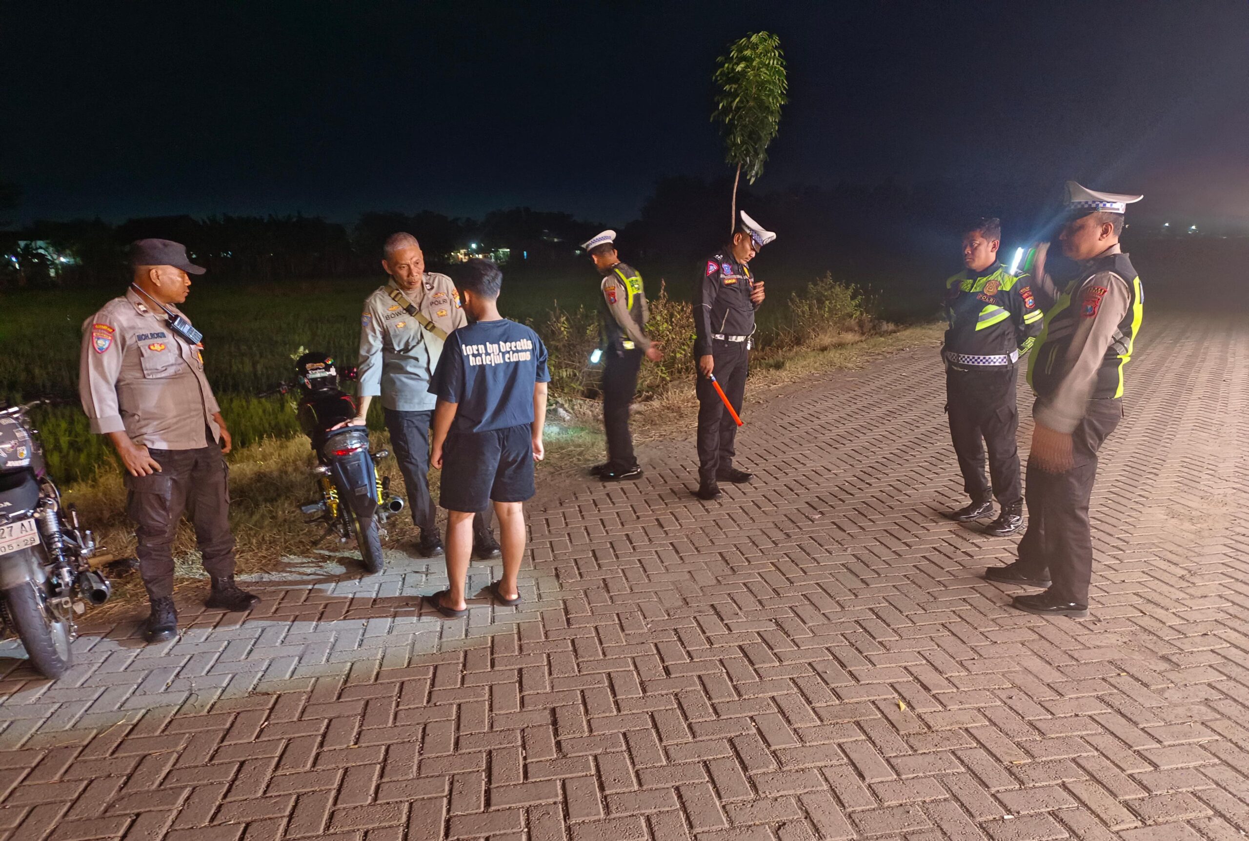 Cegah Gangguan Kamtibmas, Polsek Nganjuk Kota dan Satfung Polres Nganjuk Gelar Patroli Blue Light