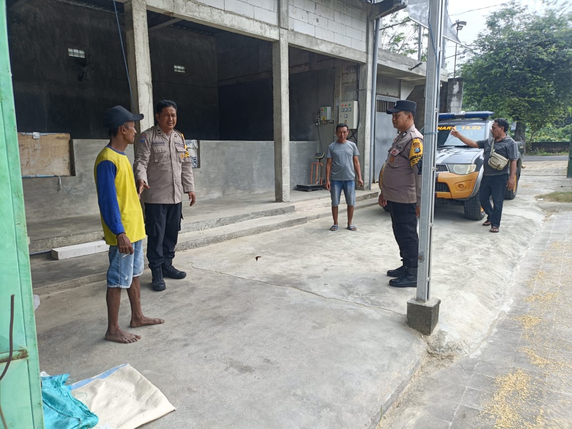 Patroli Dialogis, Anggota Polsek Jatikalen Sambangi Warga Masyarakat Desa Begendeng di Siang Hari, Sampaikan Pesan Kamtibmas