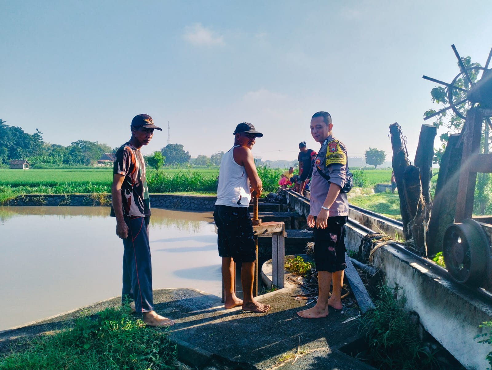 Bhabinkamtibmas Jogomerto Buka Saluran Dam, Dukung Ketahanan Pangan Nasional