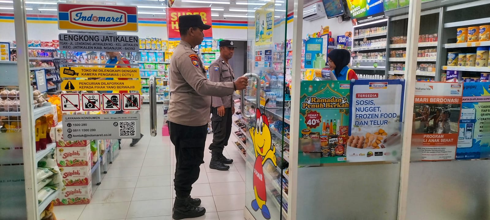 ‎Patroli Indomaret Personil Polsek Jatikalen Berikan Himbauan Dan Pesan Kamtibmas di Libur panjang ini