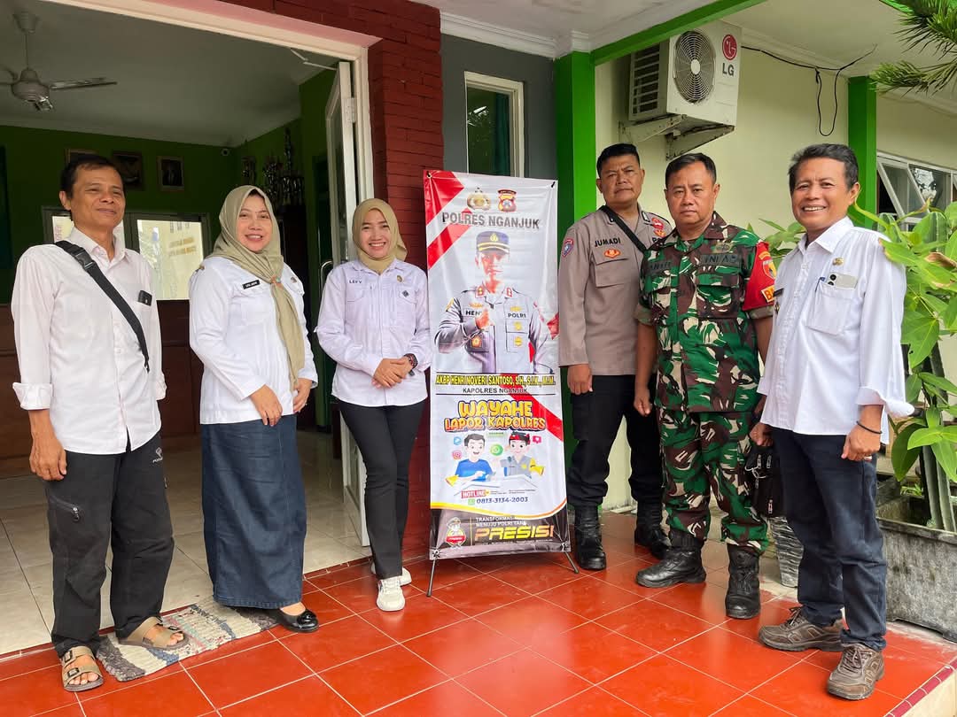 Bhabinkamtibmas Polsek Nganjuk Kota Sosialisasikan dan Pasang Bener WLK, Wujud Inovasi Pelayanan Polres Nganjuk
