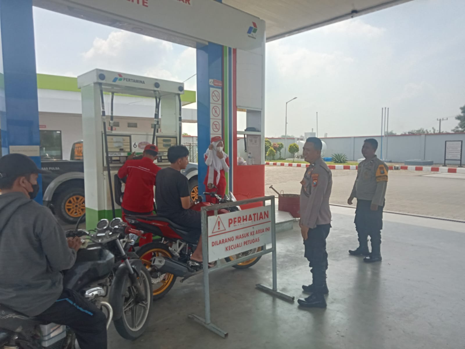 Polsek Jatikalen Laksanakan Patroli Dialogis di SPBU Desa Munung Kec. Jatikalen