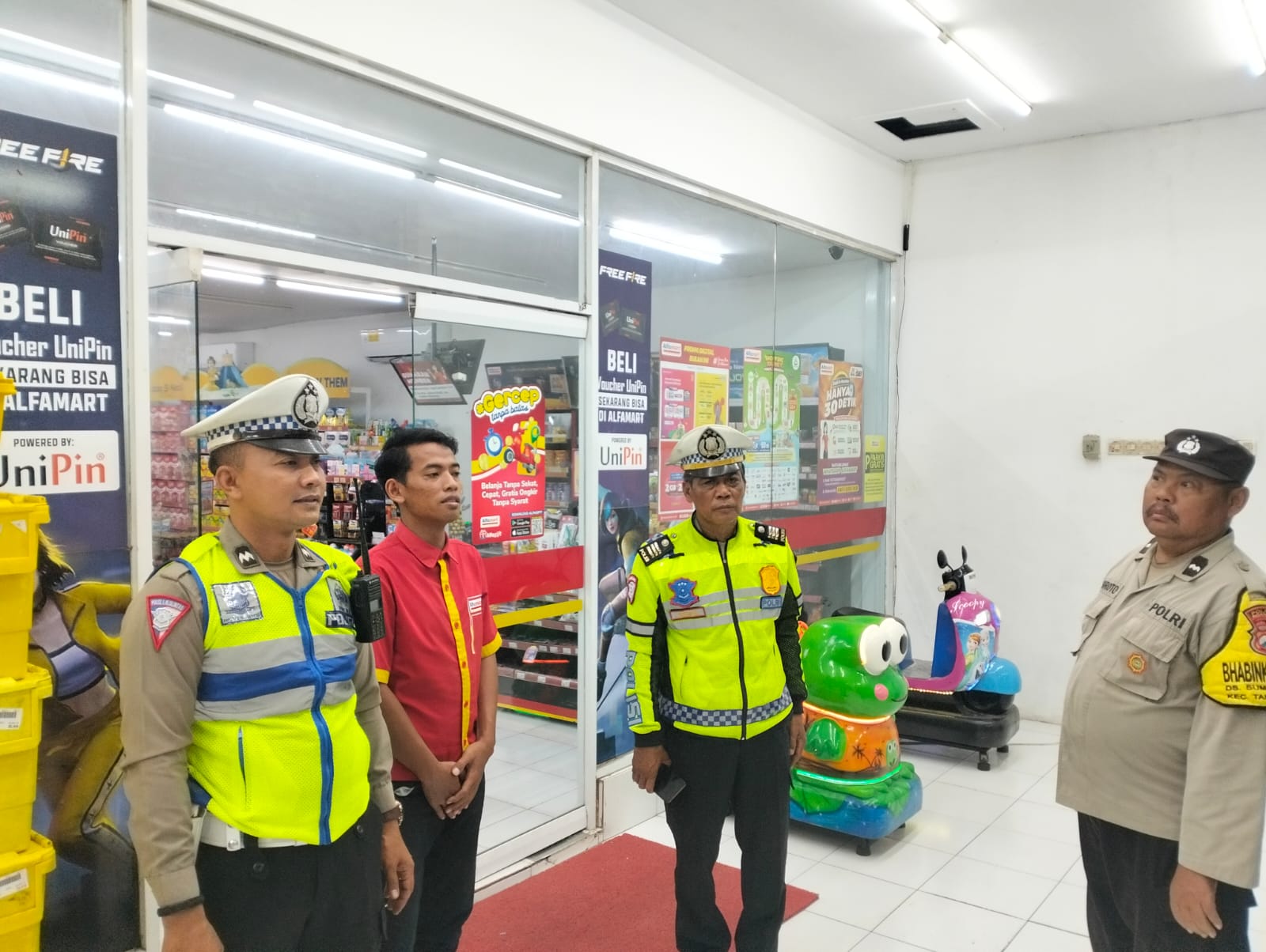Patroli Malam, Polsek Warujayeng Sambangi Alfamart untuk Cegah Gangguan Kamtibmas