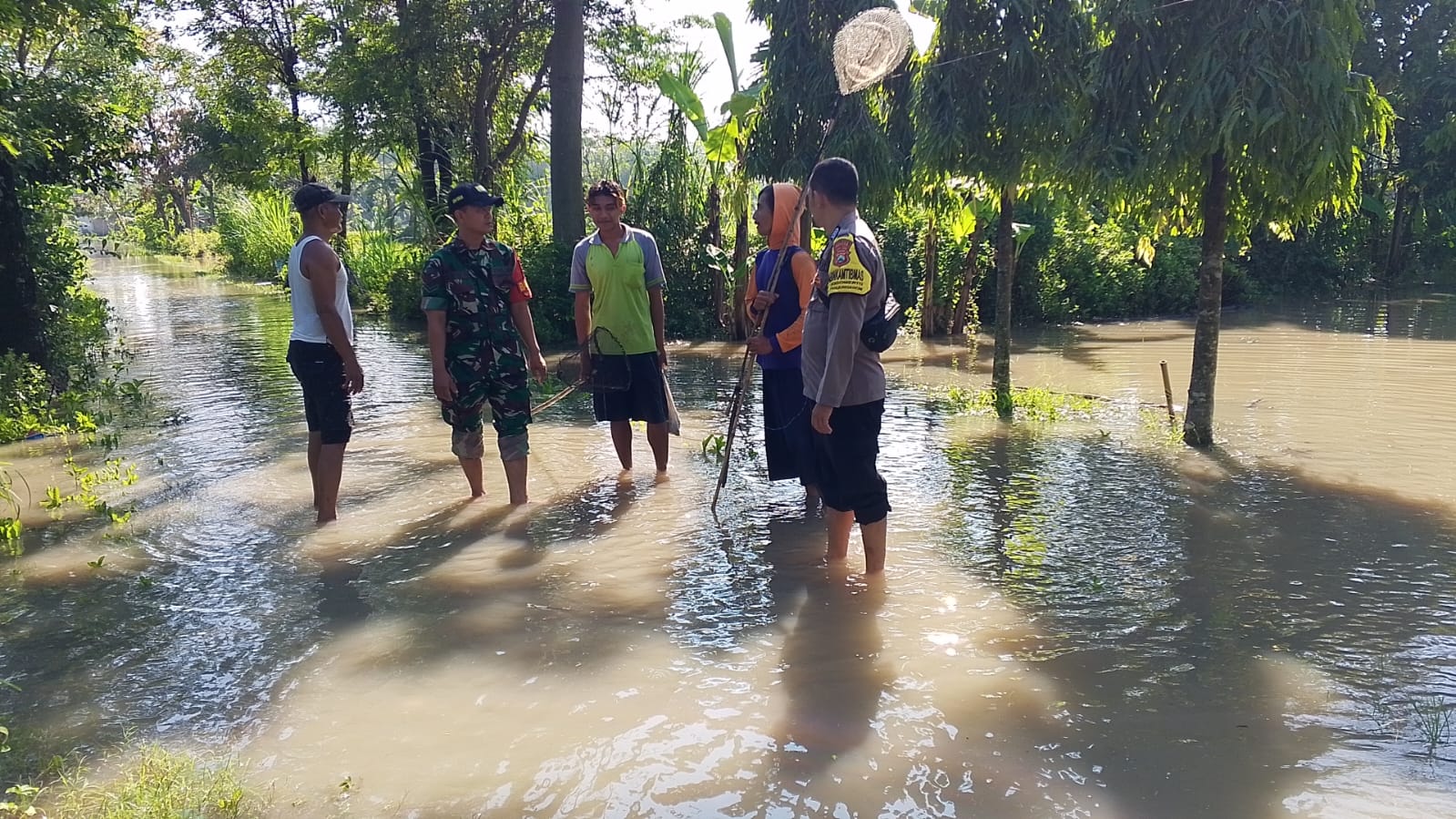 Bhabinkamtibmas Jogomerto Tinjau Genangan Air Pasca Hujan Deras di Desa Binaannya