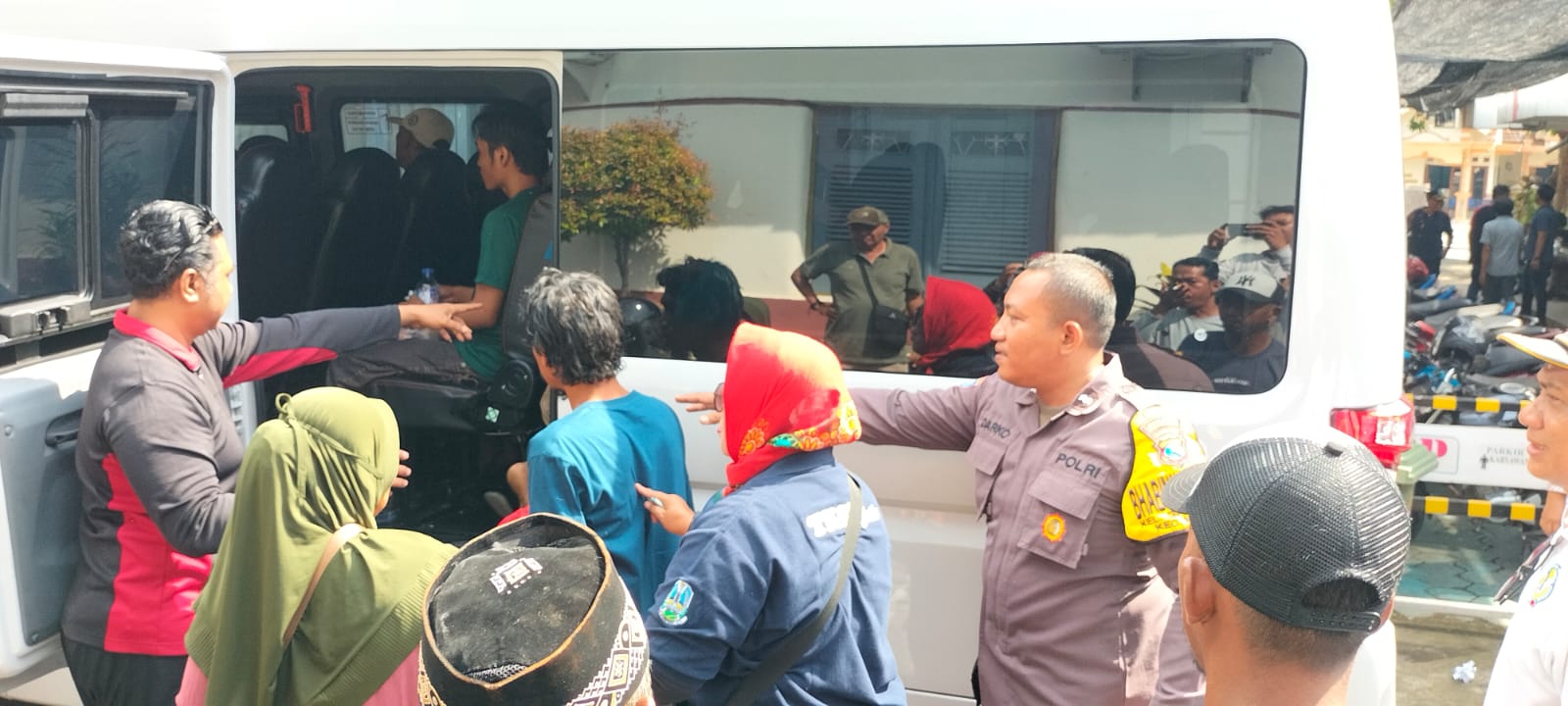 Bhabinkamtibmas Kelurahan Ganungkidul Kawal ODGJ ke Dinas Sosial Nganjuk untuk Dirujuk ke RS Jiwa Menur Surabaya