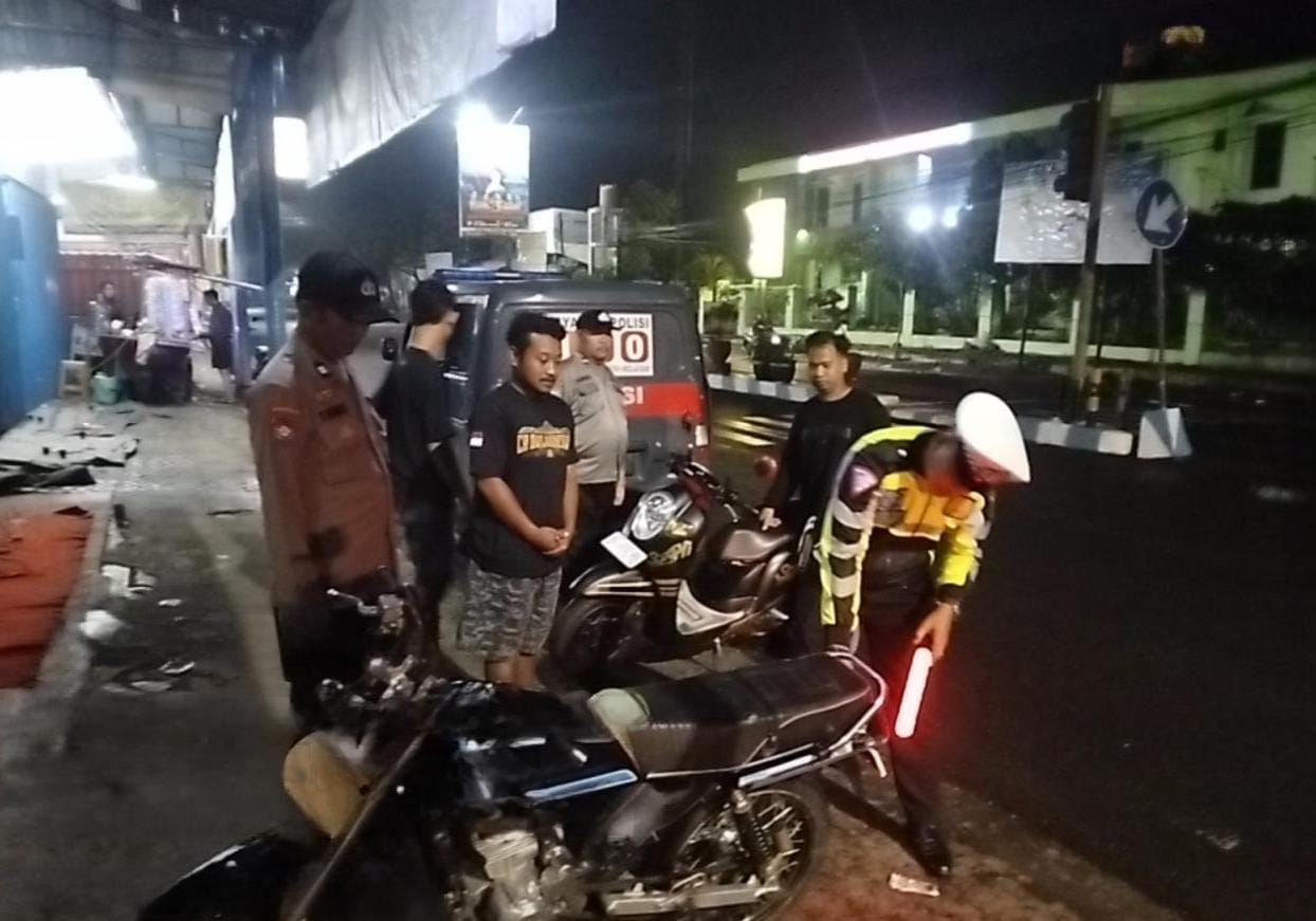 Patroli di Jalan A. Yani Tanjunganom, Polsek Warujayeng Himbau Pemuda Hindari Balap Liar dan Tawuran