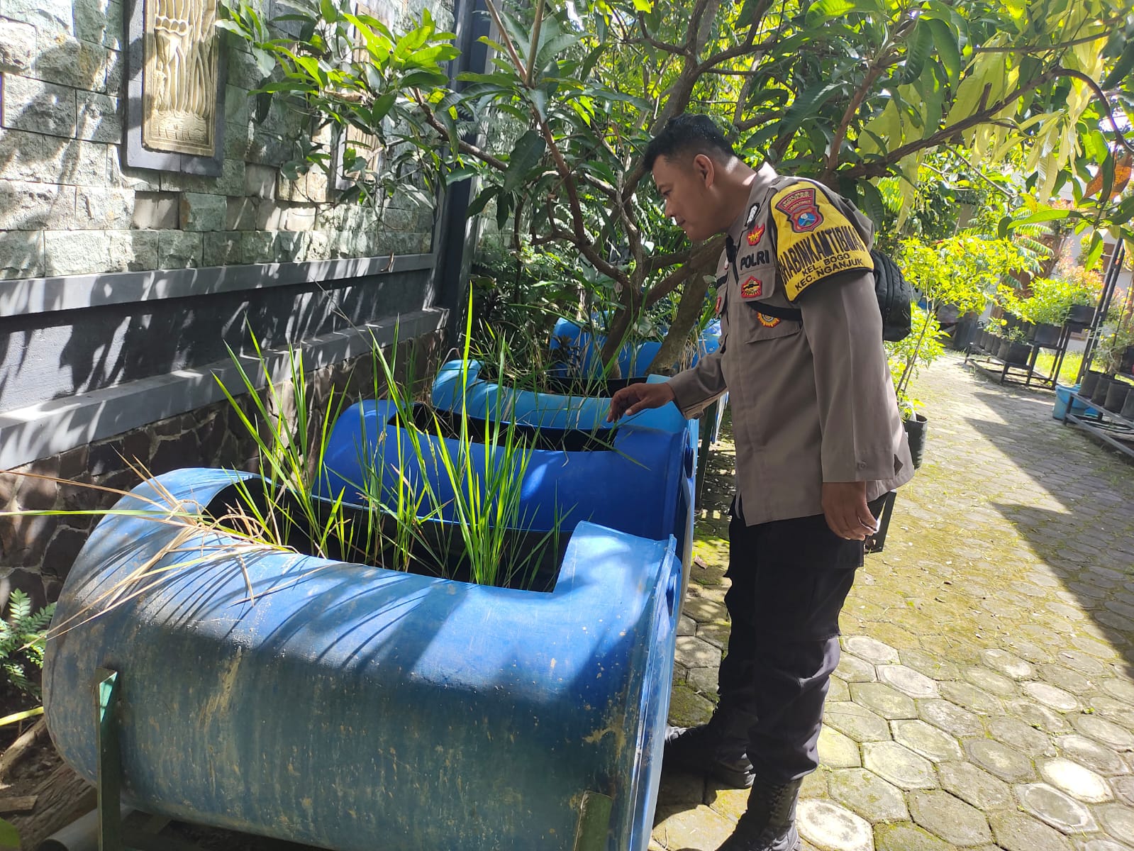 Bhabinkamtibmas Kelurahan Bogo Pantau Pemanfaatan Lahan Pekarangan Warga Dukung Program Ketahanan Pangan Nasional