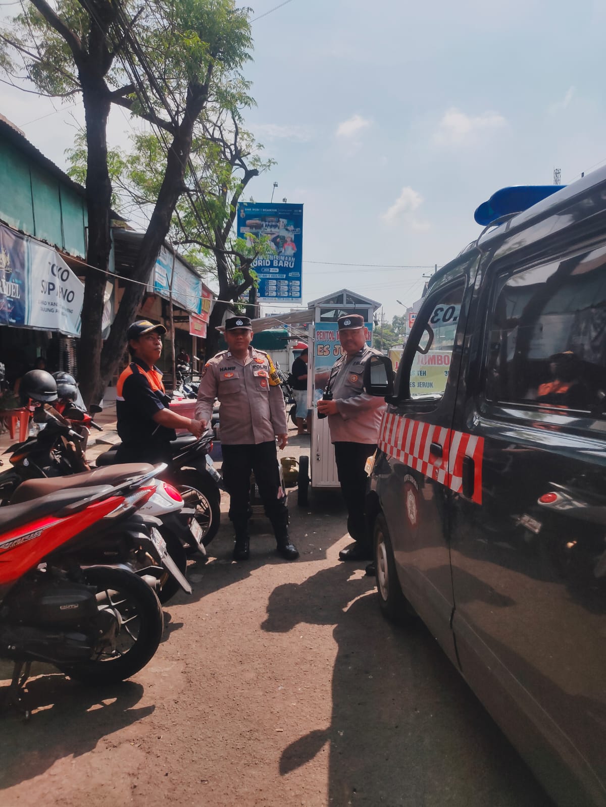Patroli Pertokoan, Polsek Warujayeng Ingatkan Petugas Parkir Waspada Curanmor