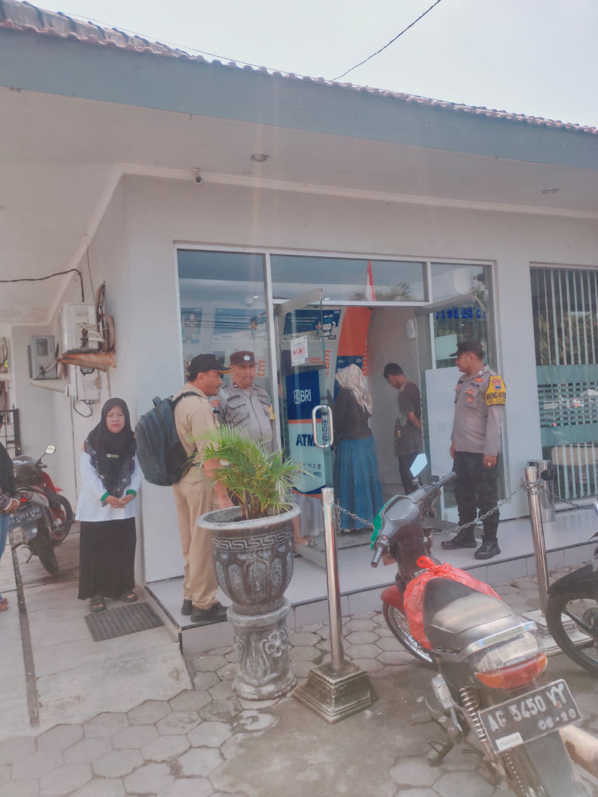 Antisipasi Curat dan Curanmor, Polsek Warujayeng Patroli di Kantor Perbankan