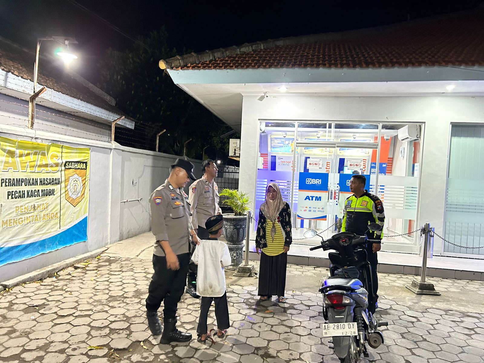Polsek Warujayeng Gelar Patroli Malam, Himbau Pengunjung ATM Tingkatkan Kewaspadaan