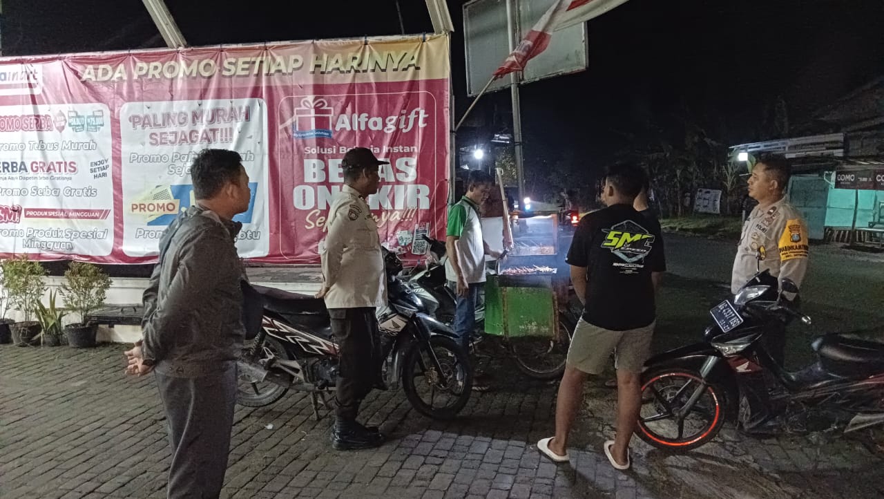 Brikan Rasa Aman, Polsek Jatikalen Gelar Patroli Dialogis dengan Warga masyarakat dan pedagang Pahe-pahe di Desa Ngasem Di Malam Hari
