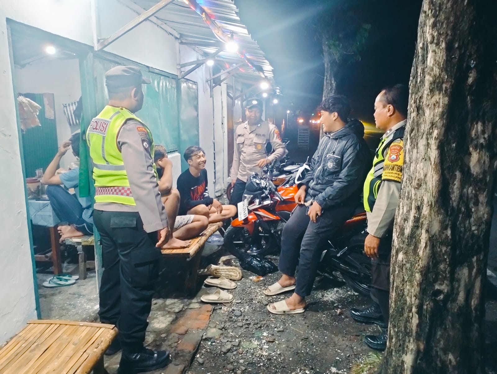 Patroli Dialogis, Polsek Warujayeng Jalin Komunikasi dengan Pemuda di Warung Kopi
