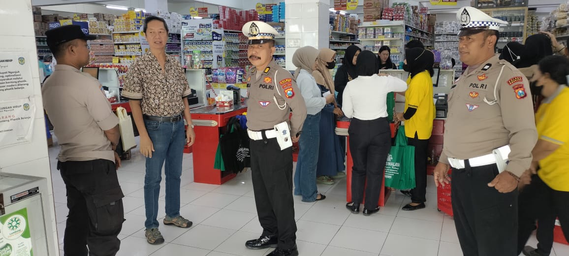 Ciptakan Situasi Aman dan Kondusif, Polsek Nganjuk Kota Gelar Patroli Kamtibmas di Swalayan