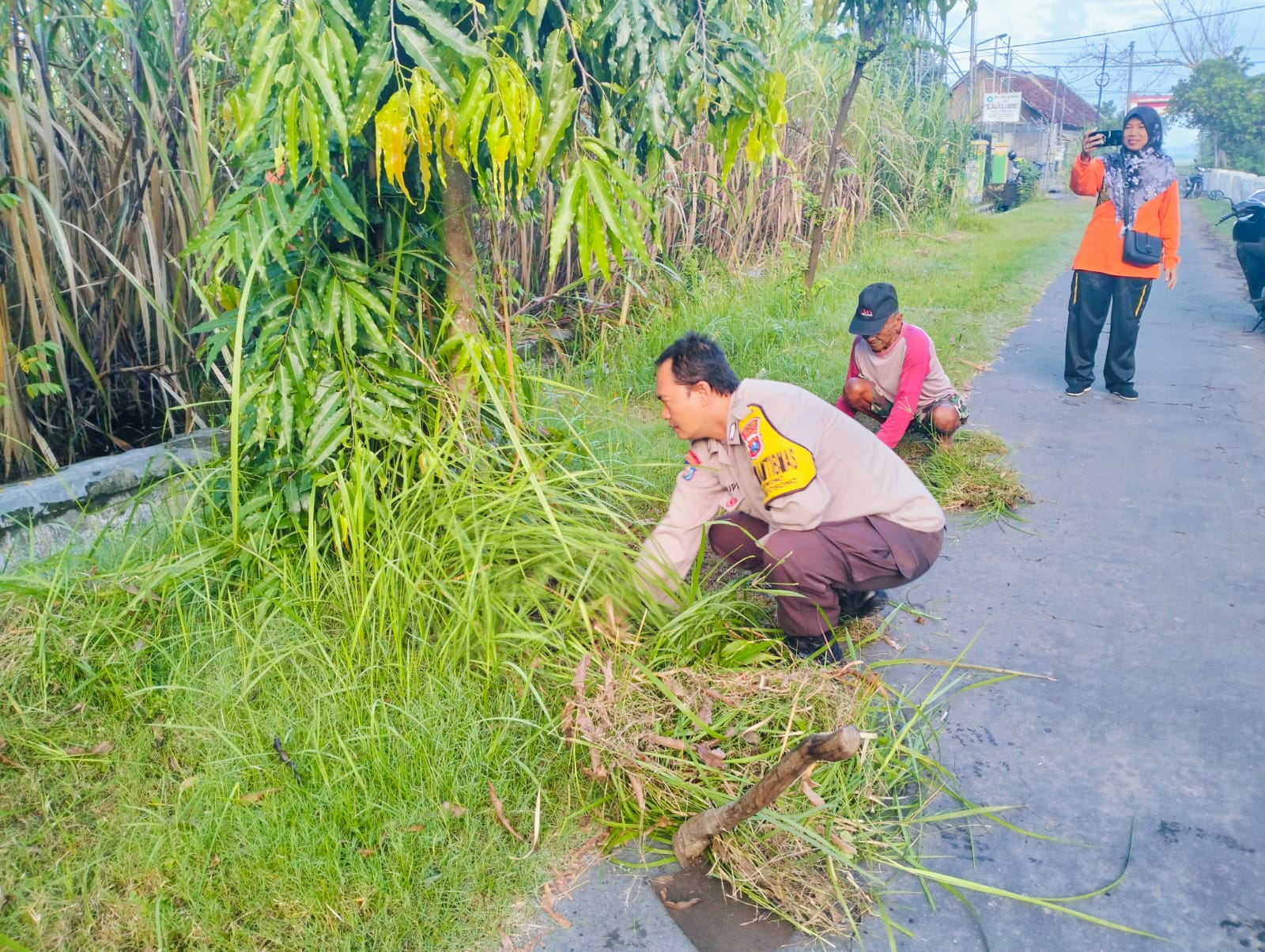 Bhabinkamtibmas Desa Juwono Bersama Tiga Pilar dan Warga Masyarakat Gelar Kerja Bakti