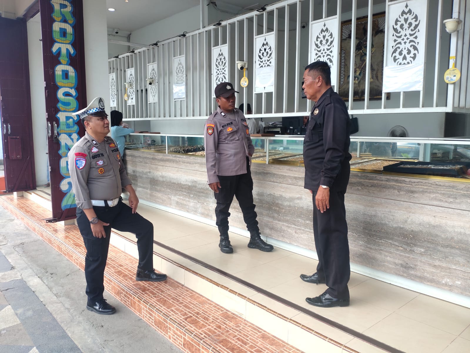 Regu Siaga Polsek Nganjuk Kota Gelar Patroli Toko Emas Cegah Gangguan Kamtibmas Saat Libur Akhir Pekan