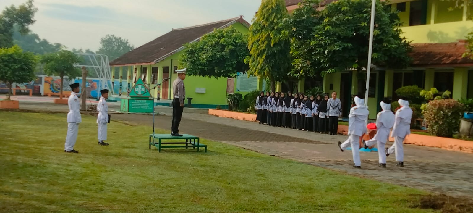 Sosialisasikan Kenakalan Remaja dan Tertib Lalu Lintas, Kanit Lantas Polsek Nganjuk Kota Jadi Pembina Upacara di SMP Negeri 6 Nganjuk