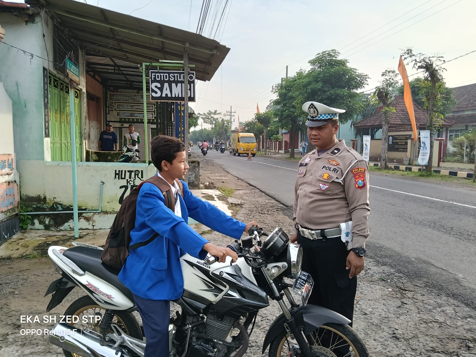 Gatur Pagi, Personel Polsek Warujayeng Beri Teguran Simpatik Pelanggar Lalu Lintas
