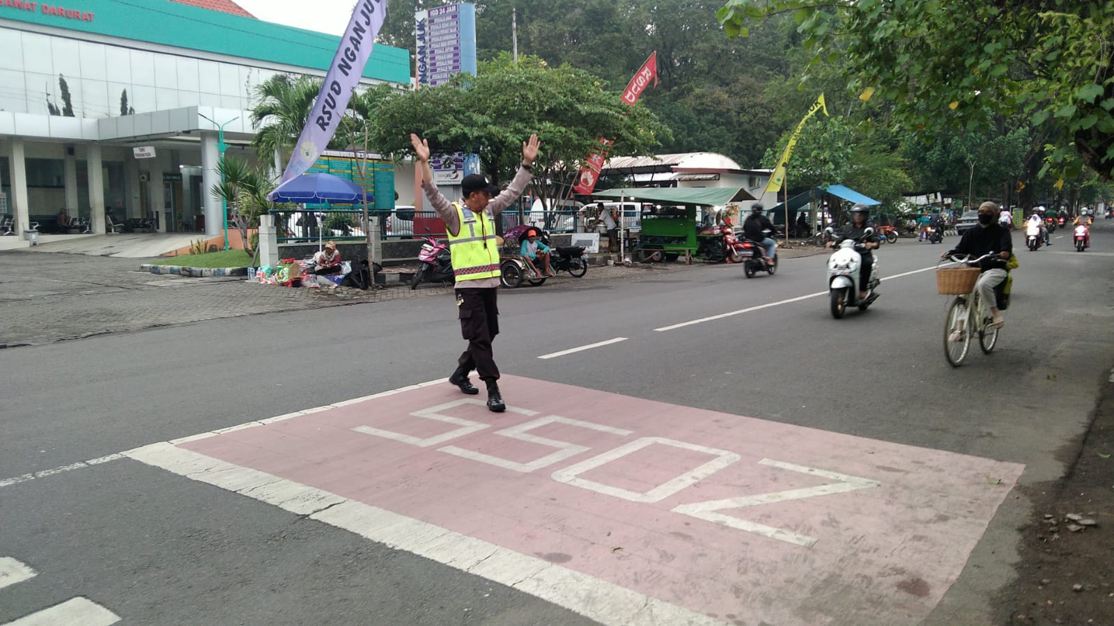 Pastikan Kelancaran Lalu Lintas, Personil Polsek Nganjuk Kota Gelar Giat Penampilan Pagi