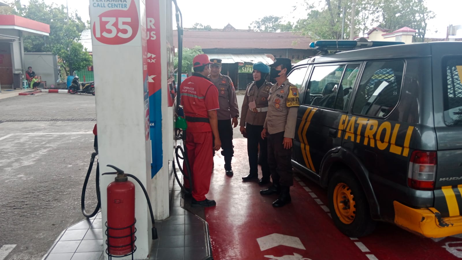 Cek Stok BBM, Patroli Samapta Sampaikan Himbauan Kamtibmas