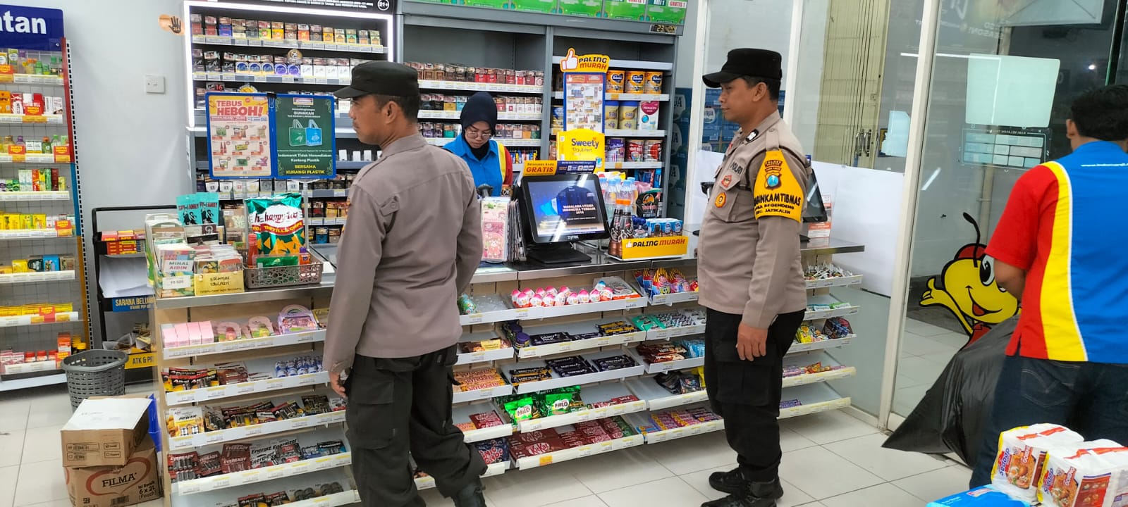 Patroli Indomaret Personil Polsek Jatikalen Berikan Himbauan Dan Pesan Kamtibmas di malam hari