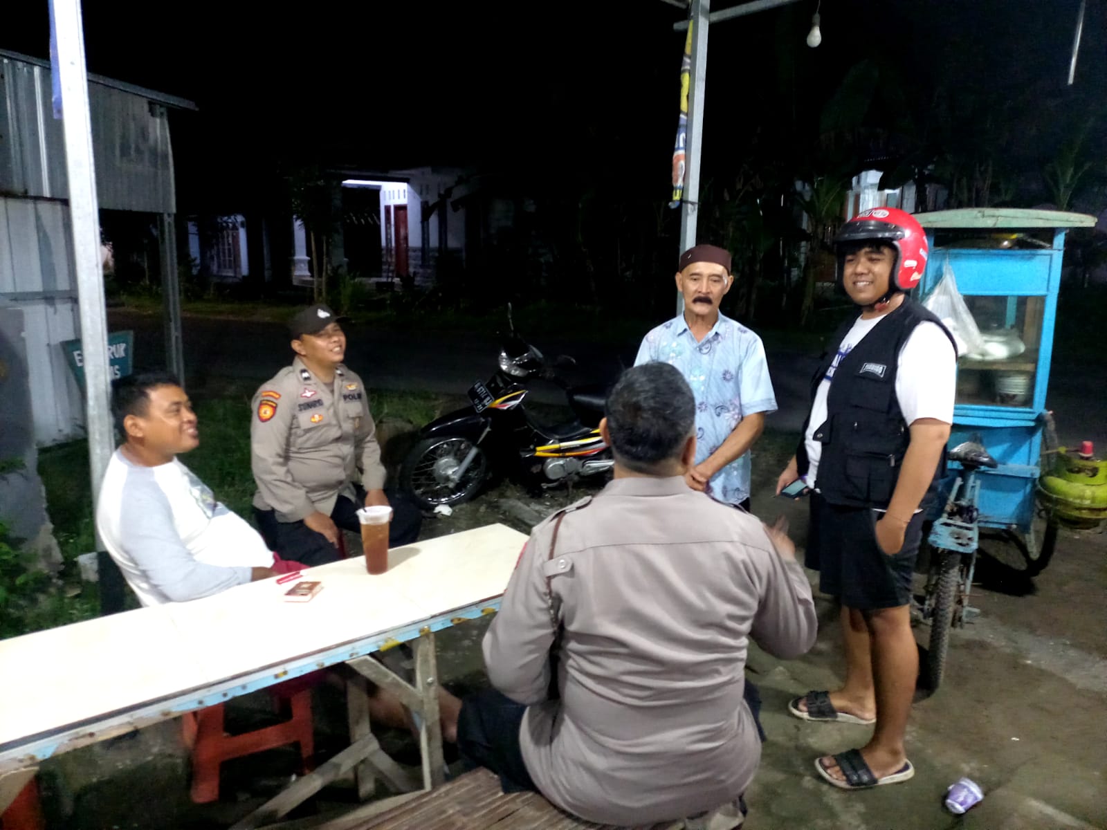Brikan Rasa Aman, Ka Spkt Polsek ‎Jatikalen Pimpin Gelar Patroli Di Malam Hari