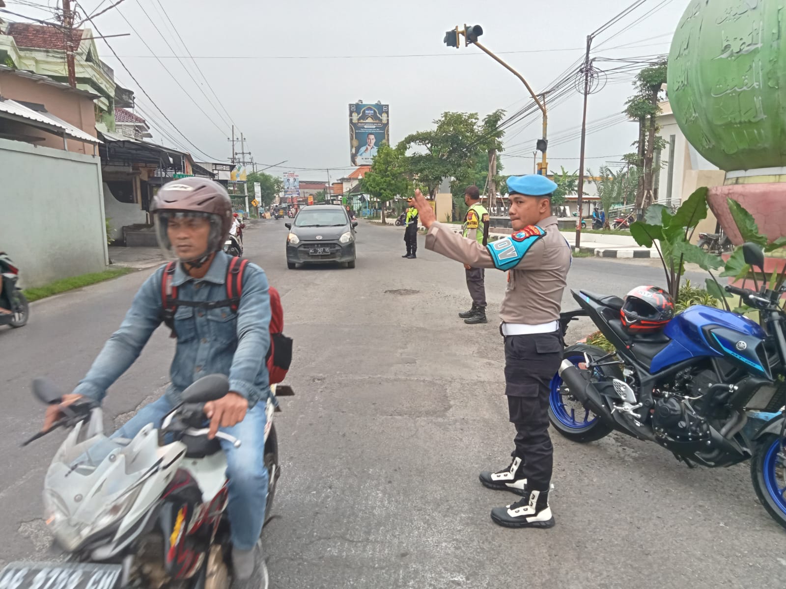 Polsek Warujayeng Terjunkan Personel ke Jalan Saat Pagi Hari untuk Layani Masyarakat