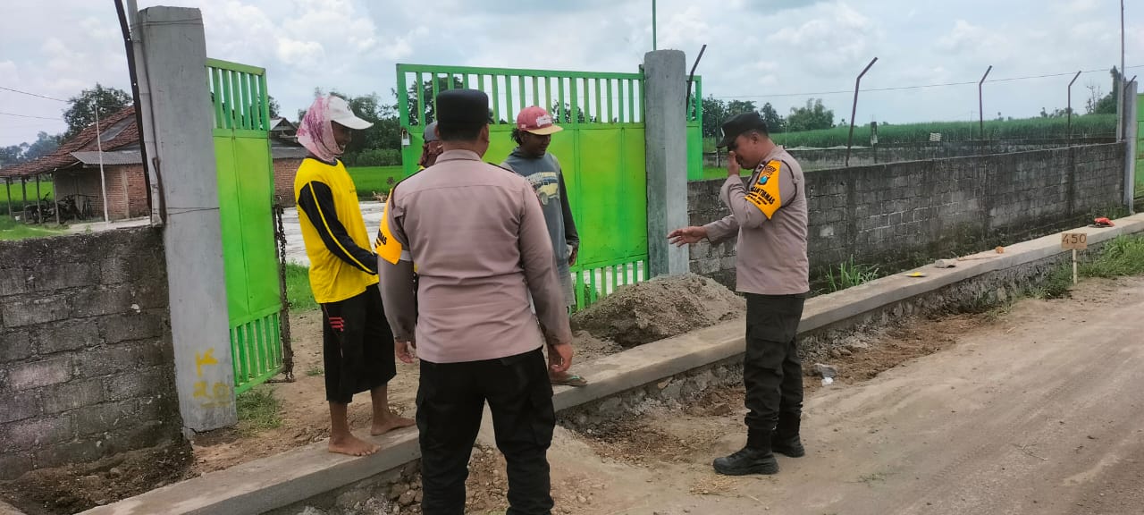 Patroli Dialogis, Anggota Polsek Jatikalen Sambangi Warga Masyarakat Desa Begendeng di Siang Hari, Sampaikan Pesan Kamtibmas