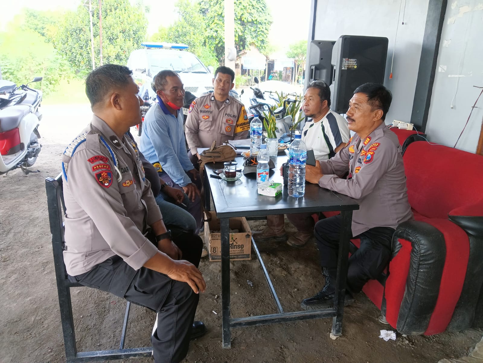 Kapolsek Jatikalen Patroli Dialogis beserta Anggota Sambangi Warga Masyarakat di Siang Hari, Sampaikan Pesan Kamtibmas