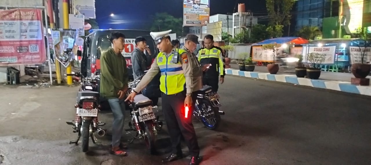 Cegah Balap Liar, Polsek Warujayeng Sapa Remaja Nongkrong di Sekitar Alun-alun Tanjunganom