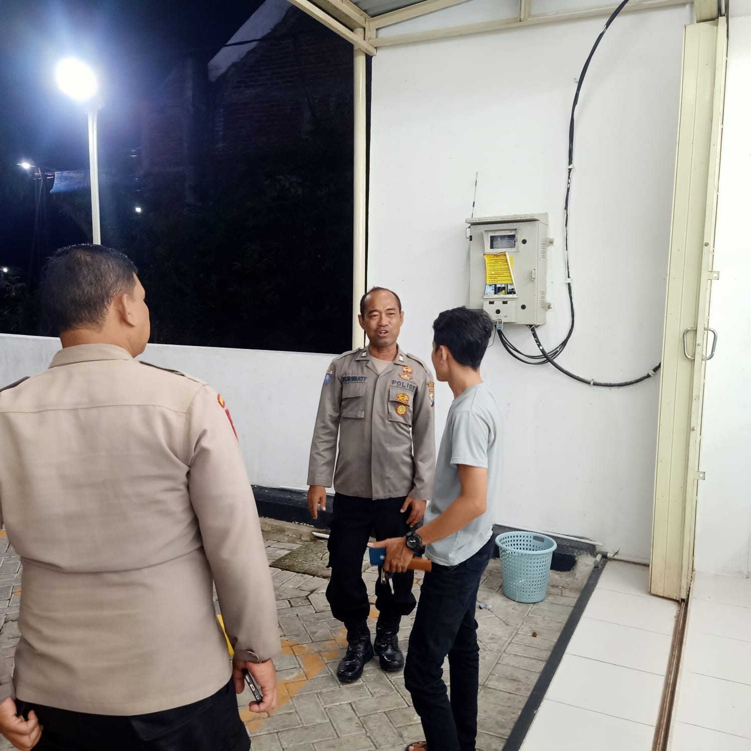 Patroli Indomaret Personil Polsek Jatikalen Berikan Himbauan Dan Pesan Kamtibmas di malam hari
