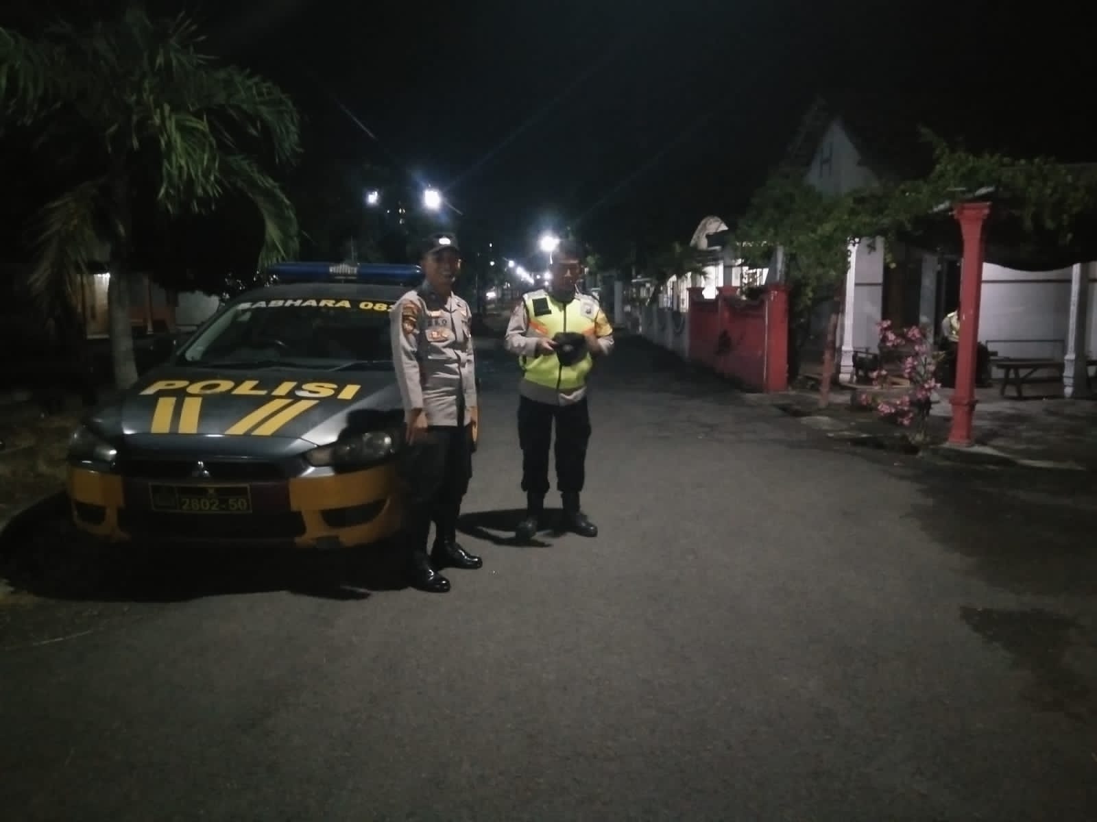 Patroli Pemukiman Cegah Tindak Kejahatan Saat Dini Hari