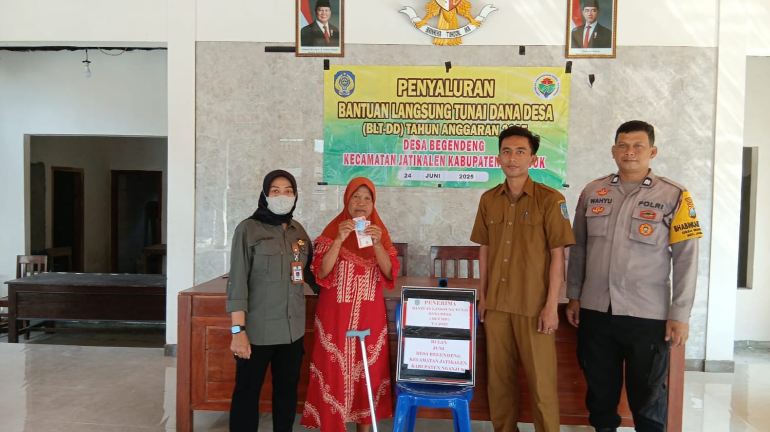 Hadiri Pembagian BLT DD, Bhabinkamtibmas Sampaikan Pesan-pesan Kamtibmas