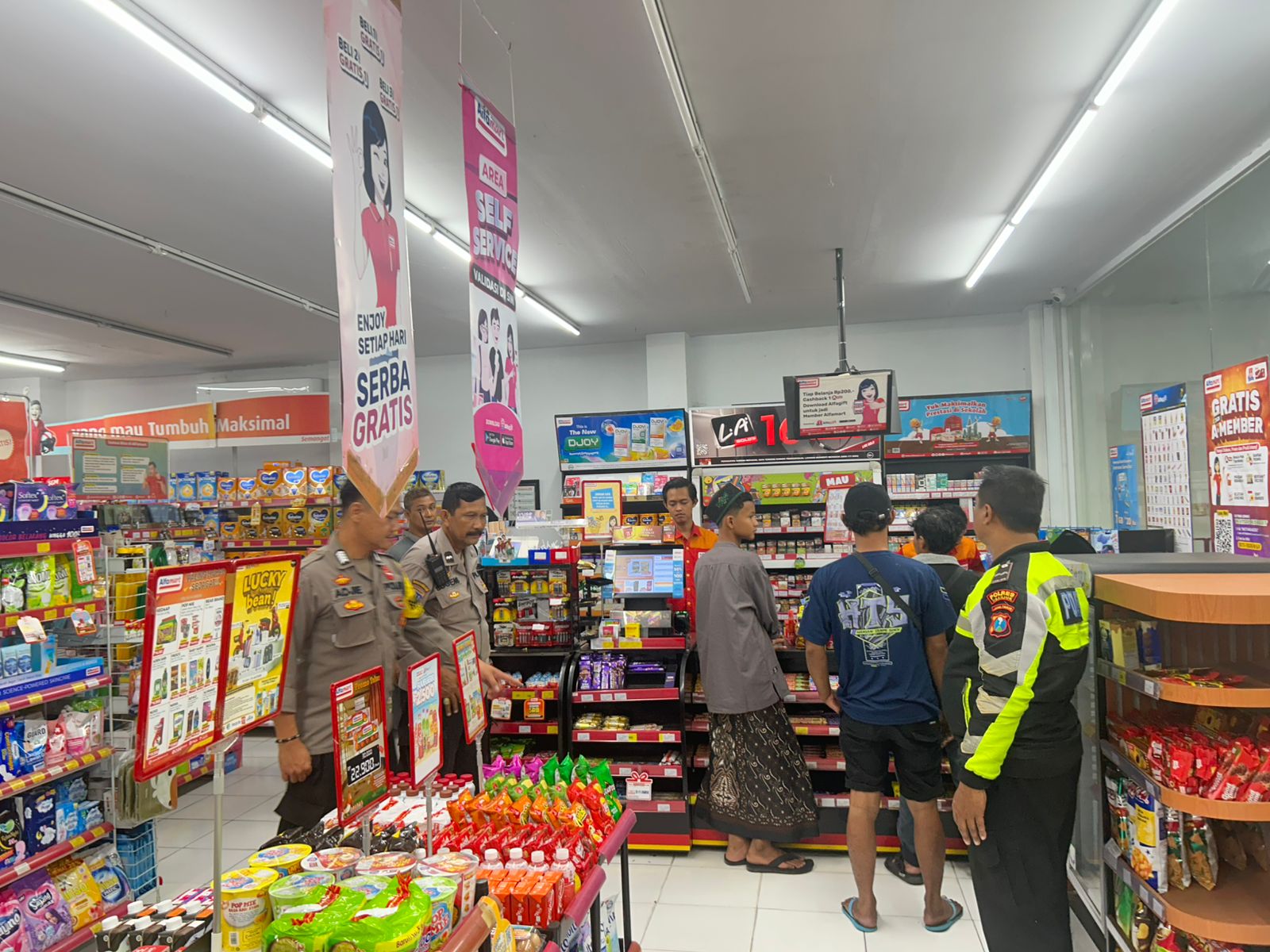 Pastikan Aman, Patroli Malam Polsek Warujayeng Sambangi Alfamart Jln. A. Yani Tanjunganom