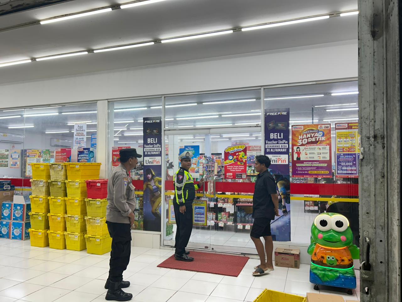 Anggota Polsek Warujayeng Laksanakan Patroli ke Alfamart untuk Ciptakan Rasa Aman