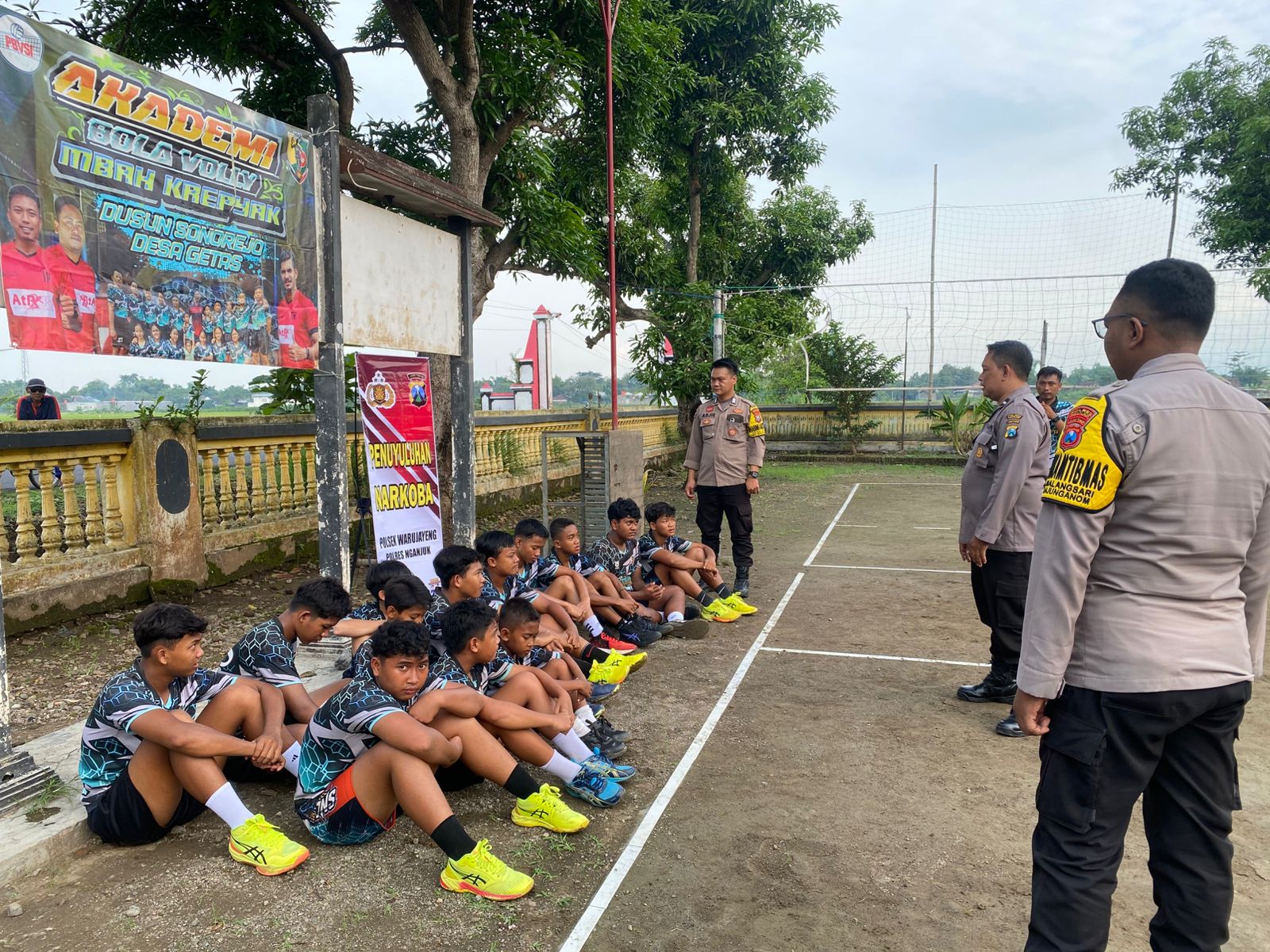 Polsek Warujayeng Beri Penyuluhan Narkoba kepada Siswa Pelatihan Bola Volly di Getas
