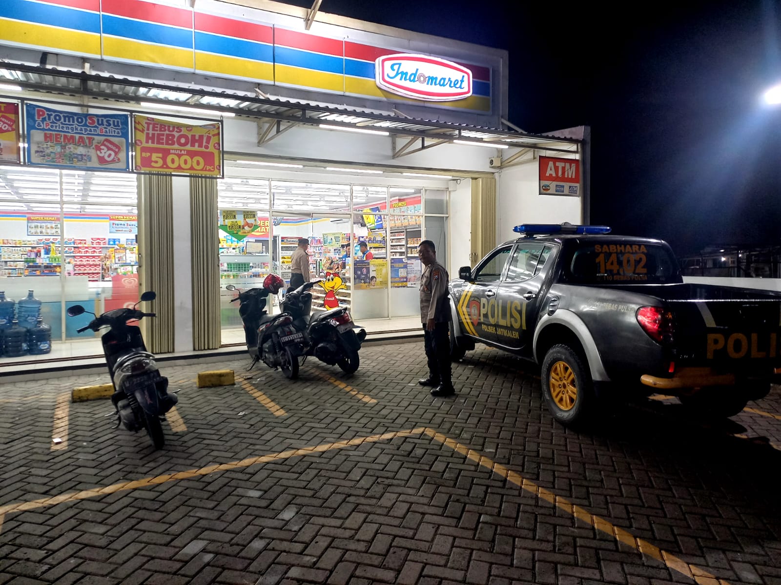 ‎Cegah Kriminalitas, Anggota Polsek Jatikalen Gencarkan Patroli di Kawasan Pertokoan Indomaret dan Alfamart