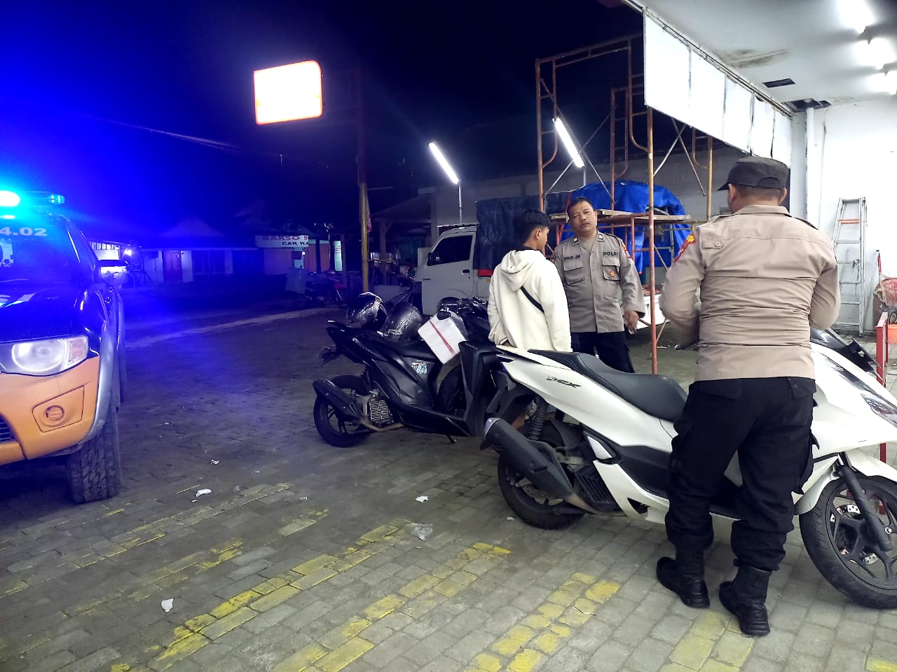 Patroli Malam Hari, Polisi Polsek Jatikalen Berikan Himbauan Kepada Pemuda