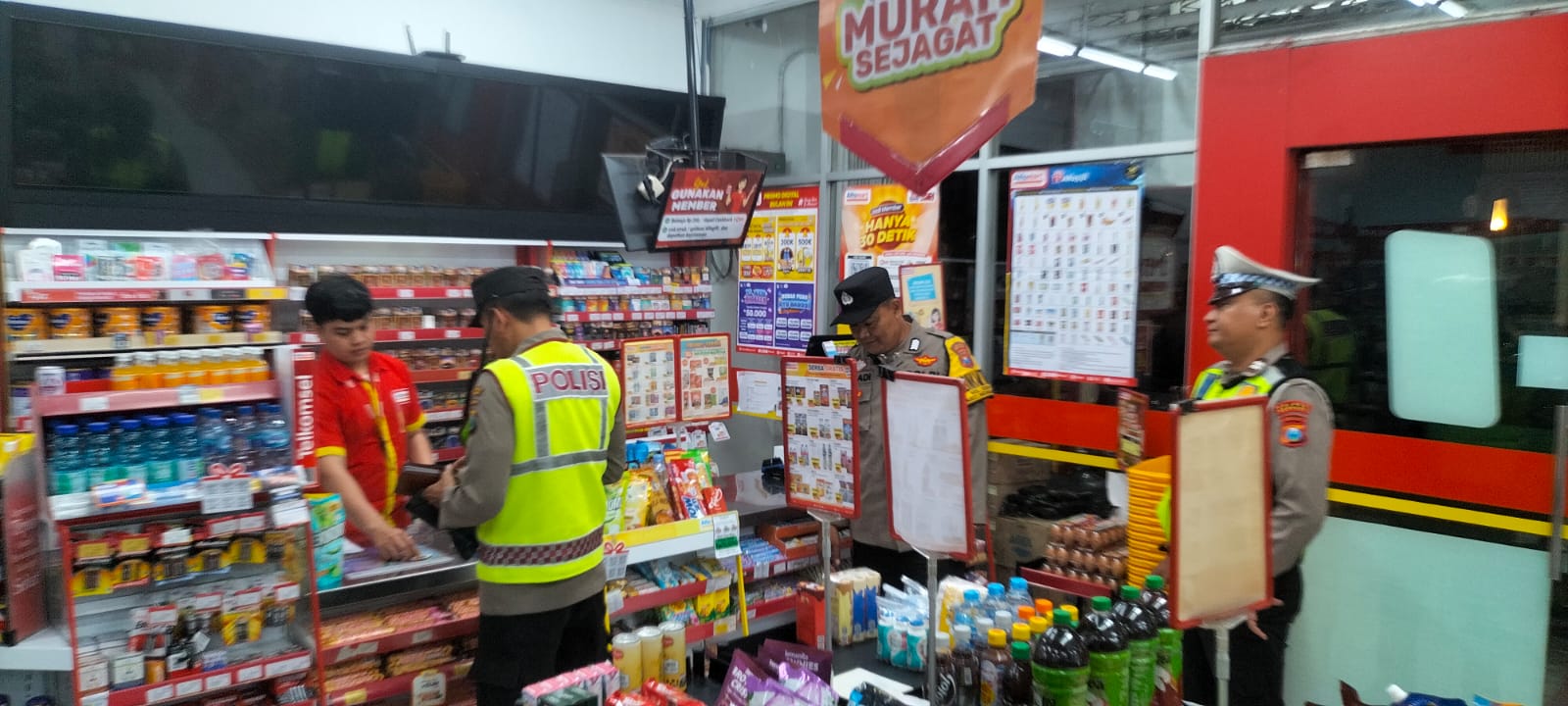 Personel Patroli Polsek Nganjuk Kota Himbau Karyawan Minimarket 24 Jam Tingkatkan Kewaspadaan Kamtibmas