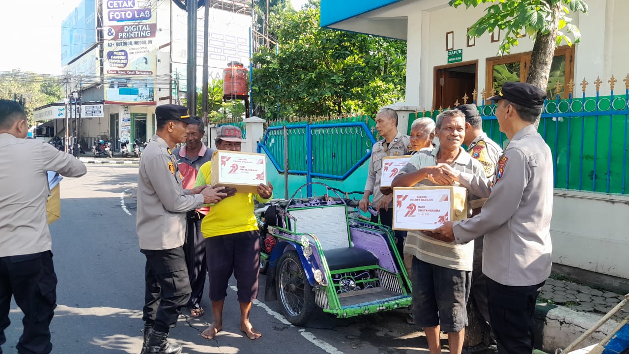Polsek Nganjuk Kota Gelar Baksos, Bagikan Bingkisan Sembako kepada Tukang Becak dalam Rangka Hari Bhayangkara ke-79