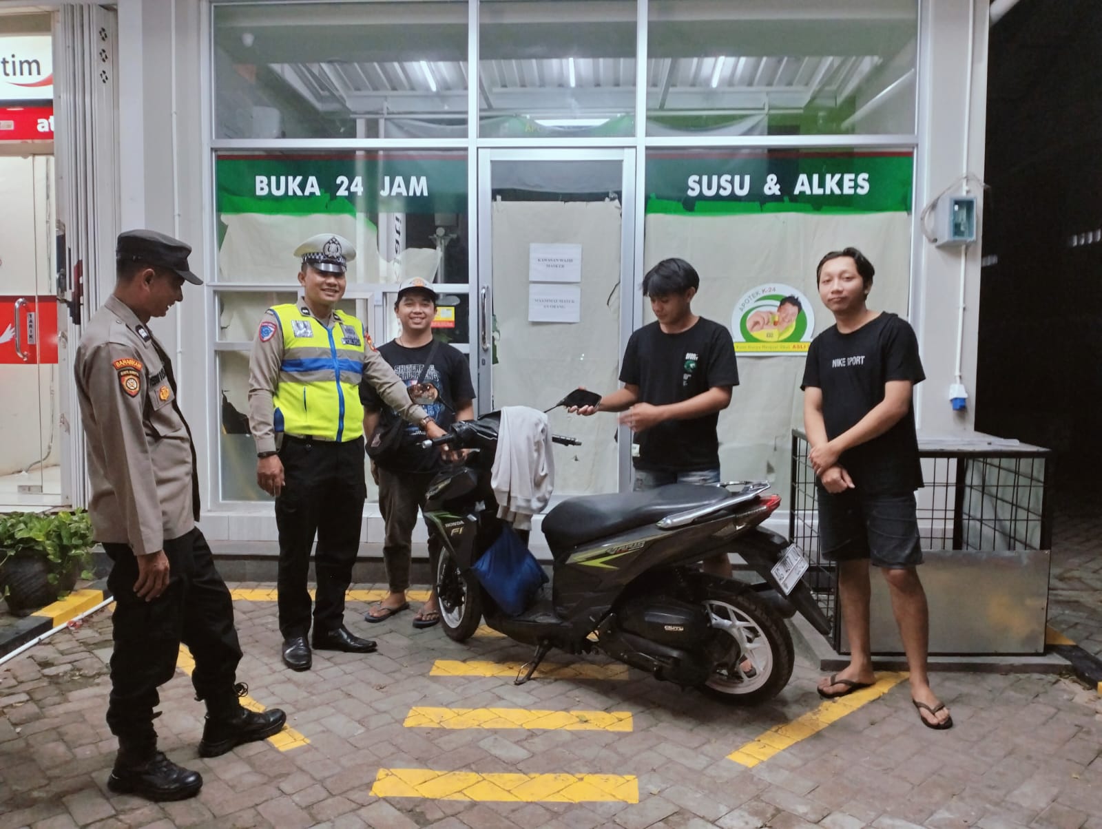 Pastikan Aman, Polsek Warujayeng Lakukan Patroli Mesin ATM Saat Malam Hari