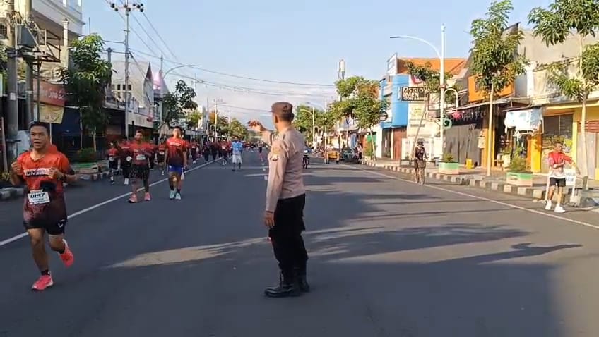 Polsek Nganjuk Kota Laksanakan Pengamanan Jalur dalam Rangka Soekarno Run Nganjuk 2025