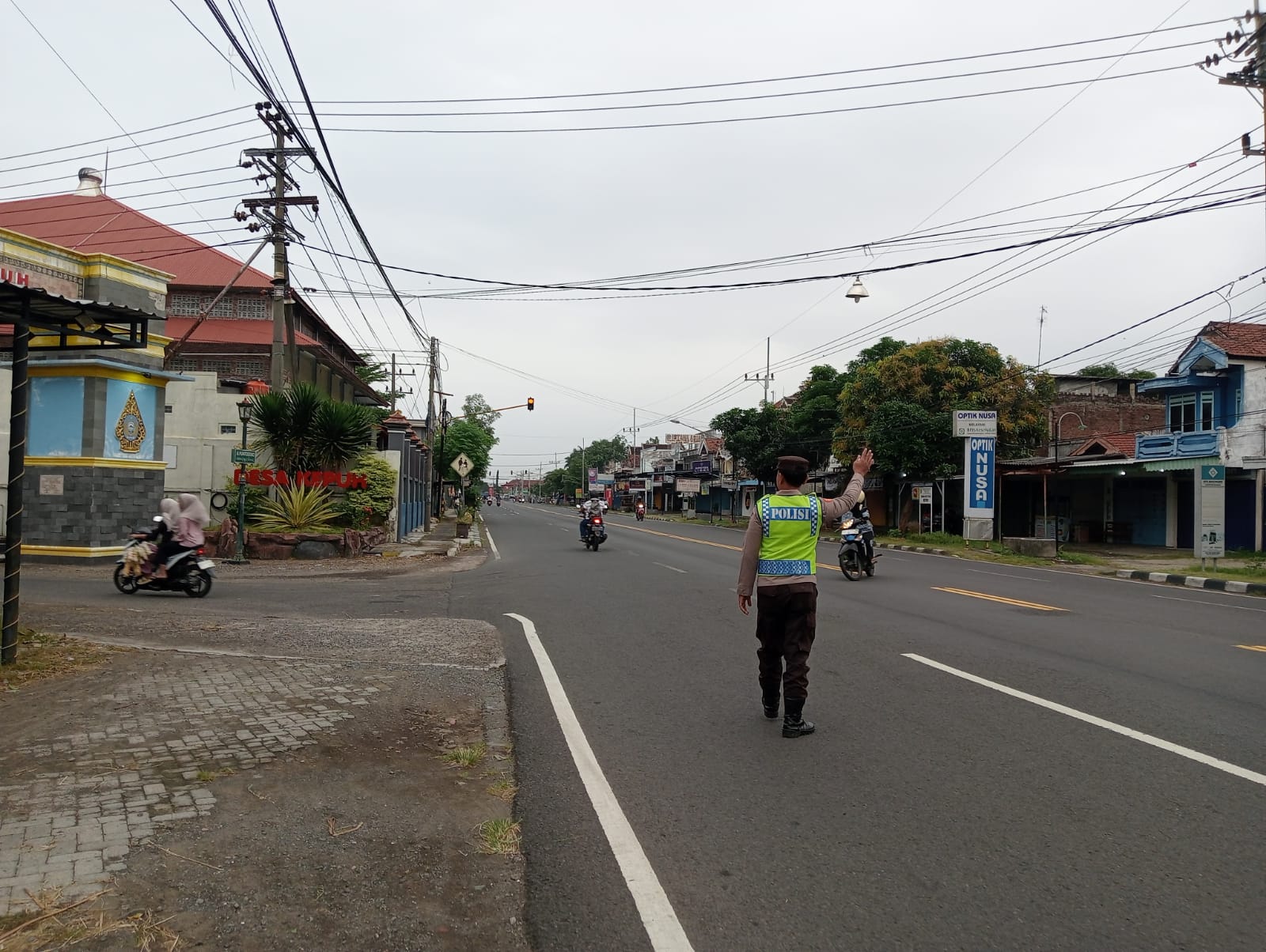 Giat Gaktur Pagi Polsek Kertosono Bantu Penyeberangan Masyarakat